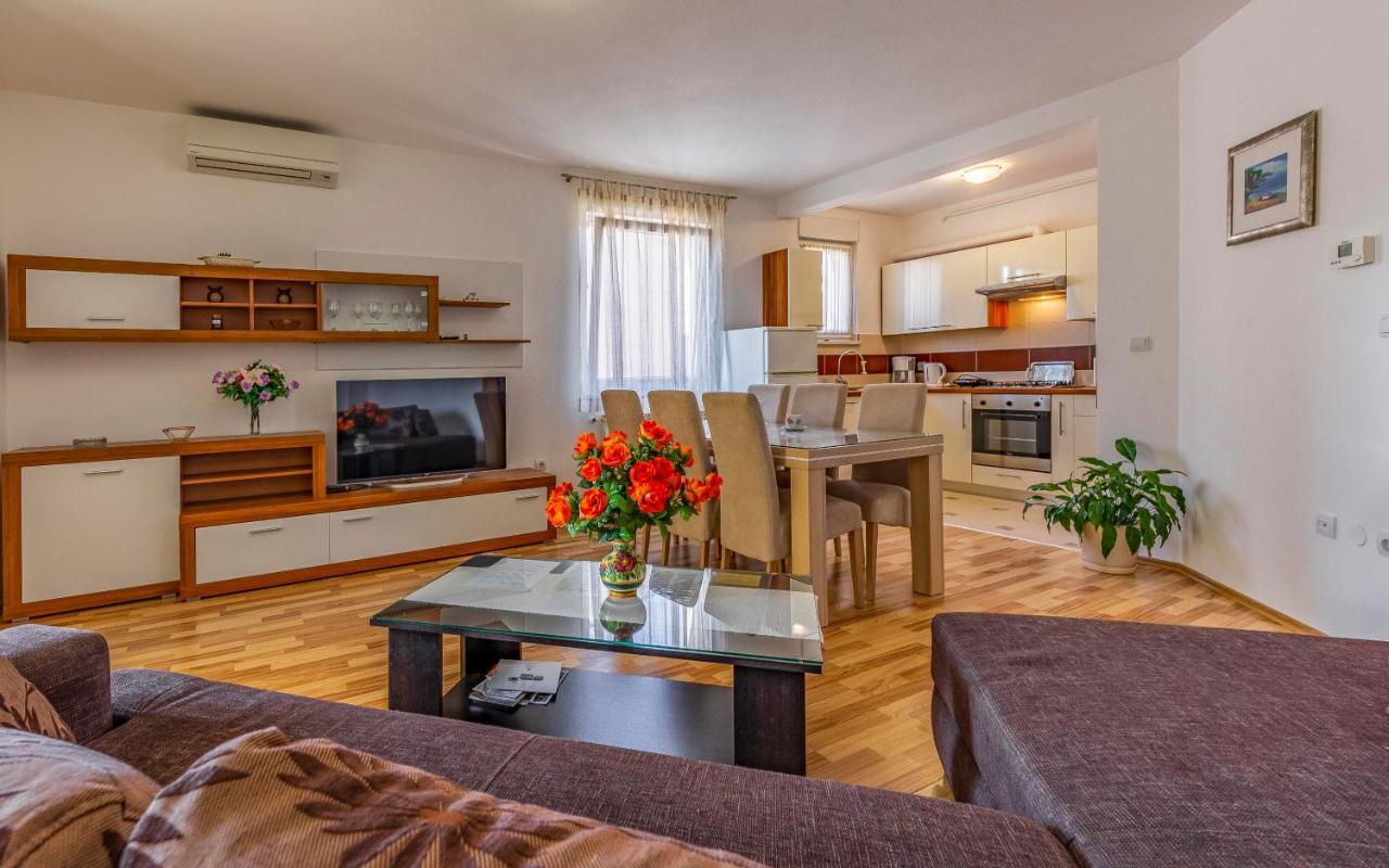 Istriensonne - Apartments Veruda Mit Grillterrasse Pula Bagian luar foto