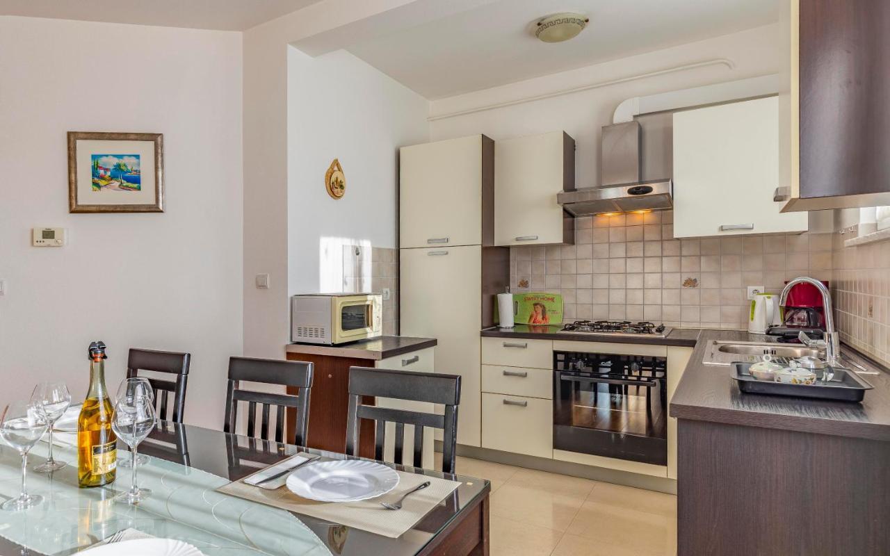 Istriensonne - Apartments Veruda Mit Grillterrasse Pula Bagian luar foto