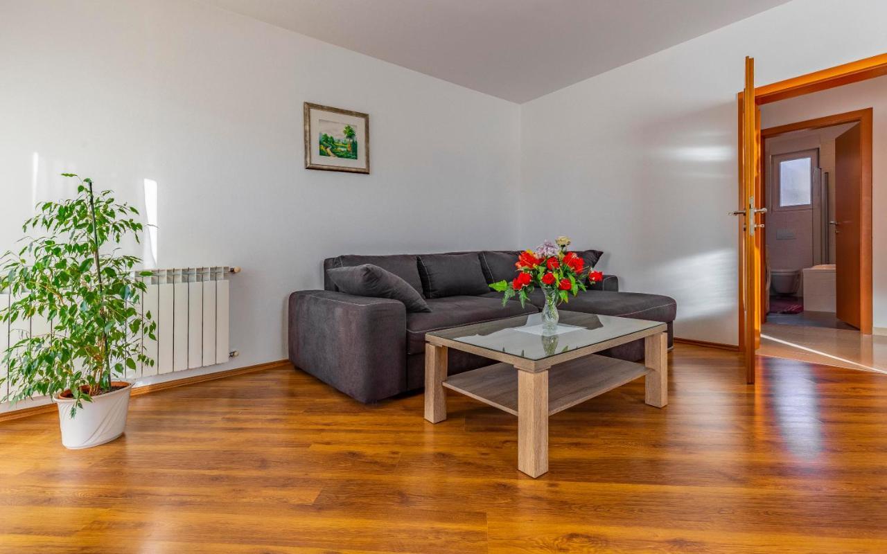 Istriensonne - Apartments Veruda Mit Grillterrasse Pula Bagian luar foto