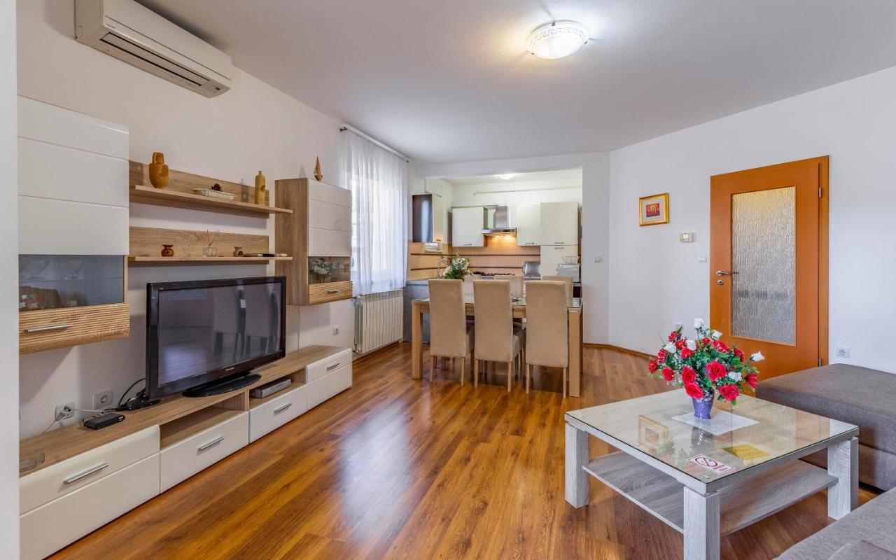 Istriensonne - Apartments Veruda Mit Grillterrasse Pula Bagian luar foto