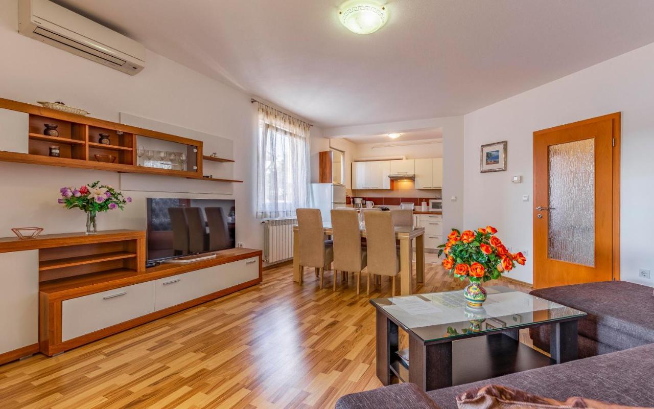 Istriensonne - Apartments Veruda Mit Grillterrasse Pula Bagian luar foto